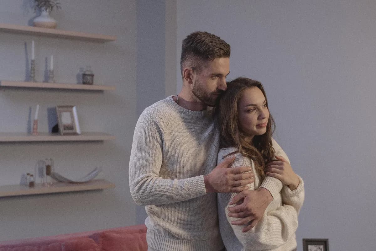 Pareja conversando con calma y afecto en casa, mostrando cercanía, respeto y apoyo emocional en una relación sana.